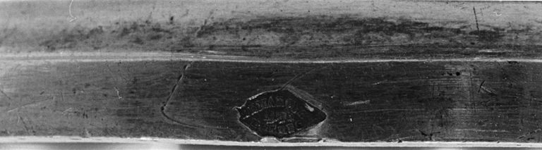 Poinçon de maître sur le pied.