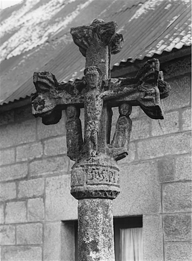 Détail côté face : Christ en croix entre la Vierge et saint Jean.