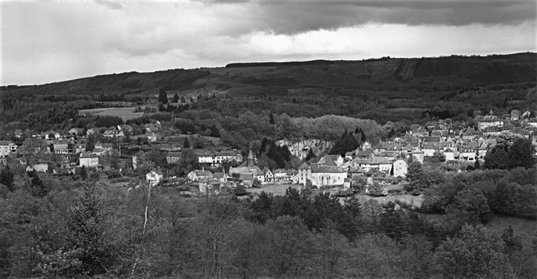 Vue générale de la ville dans le site des Monédières.