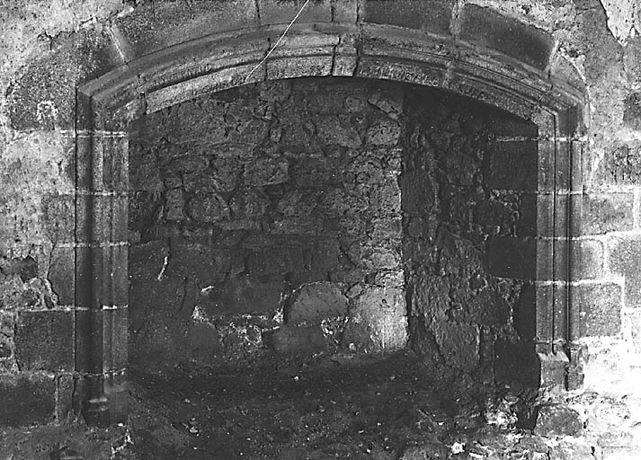 Intérieur du donjon. Premier étage, vue de la cheminée de la salle prise en 1981.