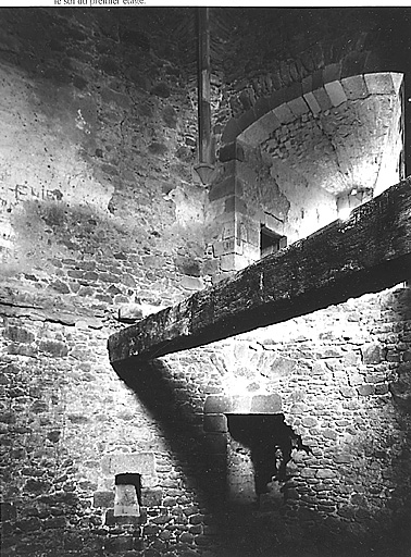 Intérieur du donjon. Vue prise depuis la cave, en 1981, d'une des solives qui portait le sol du premier étage.