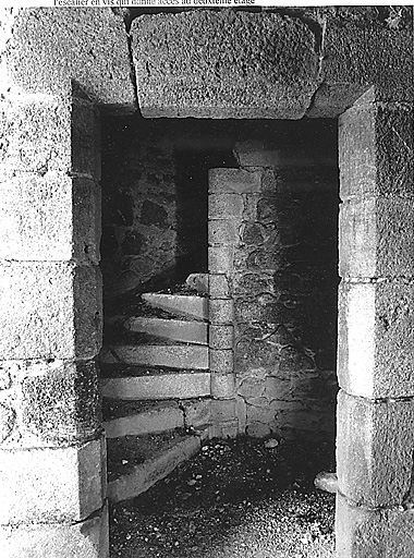 Intérieur du donjon. Premier étage. Vue prise en 1981, de la porte menant à l'escalier en vis qui donne accès au deuxième étage.