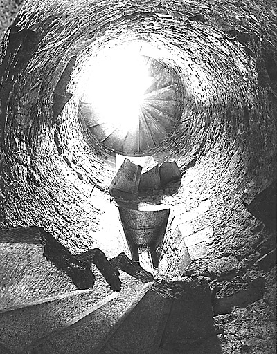 Intérieur du donjon. Vue de la cage de l'escalier en vis, prise en 1981.