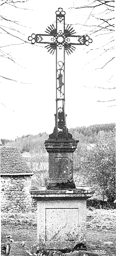 Croix près de l'église.