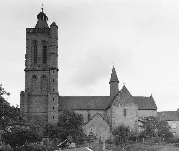 Elévation d'ensemble sud prise avant la restauration de l'église et montrant une maison accolée au transept sud et aujourd'hui démolie.