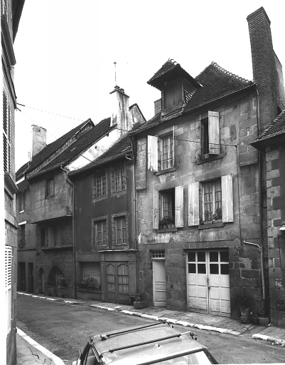 Maisons situées 2, 2 bis, 2 ter rue des Tours de l'Horloge ; 6, 8 route d'Aubusson. (2 bis et 2 ter concernent une même maison : la maison située 6 route d'Aubusson n'a pas de numéro rue des Tours de l'Horloge). Vue d'ensemble de l'élévation antérieure de ces trois maisons donnant sur la rue des Tours de l'Horloge.