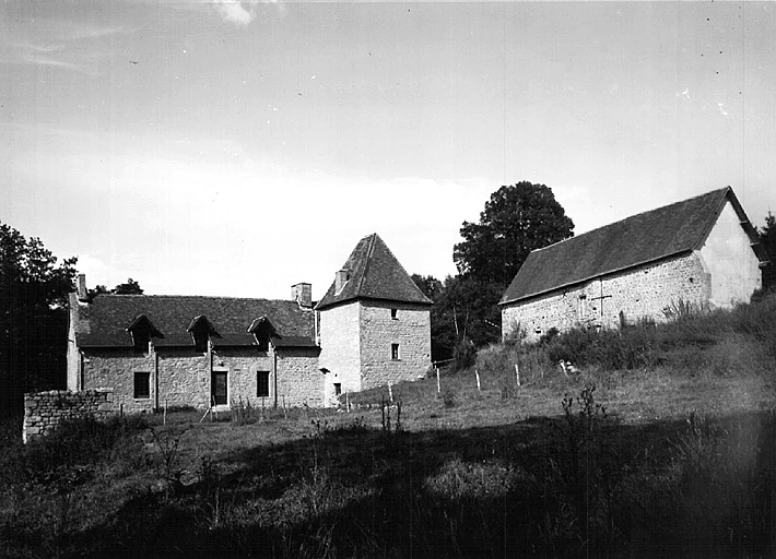 Vestiges restaurés de l'ancien château et grange-étable de l'ancien domaine.
