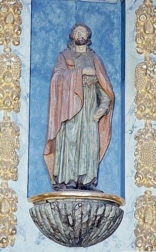 Niche droite du retable du maître-autel, avec la statue de saint (saint Pierre ?).