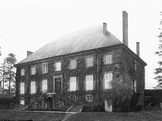 Maison reconstruite sur le site de l'ancien château. Façade antérieure.