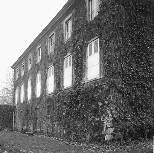 Maison reconstruite sur le site de l'ancien château. Façade postérieure.
