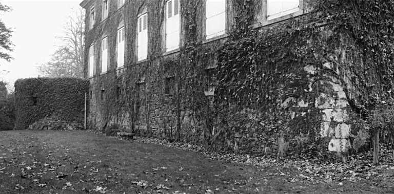Vestiges de la tour est et de la base du mur nord du château fort.