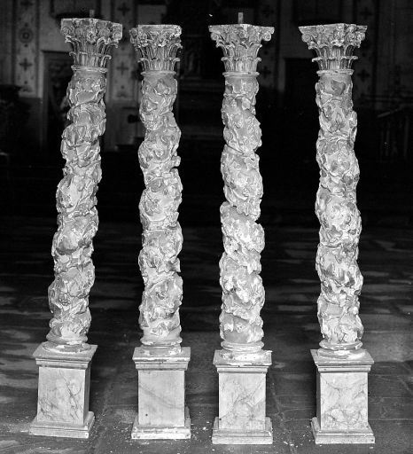 Colonnes torses du retable.