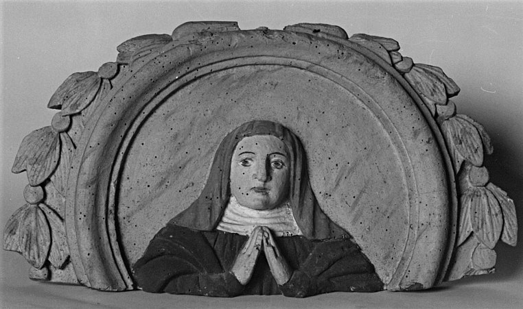 Bas-relief (médaillon) : une religieuse en prière