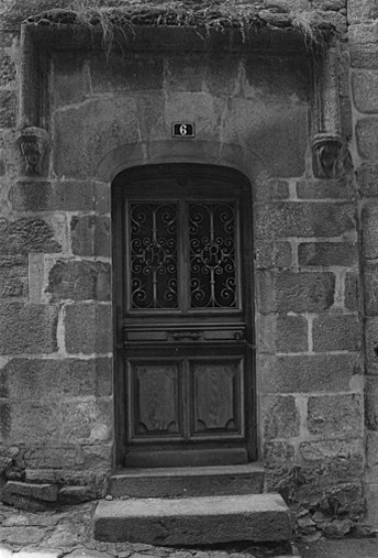 Décor de la porte donnant sur le 6 rue Eugène Daubech : larmier retombant sur des têtes de chiens (? ) , vers 1576.