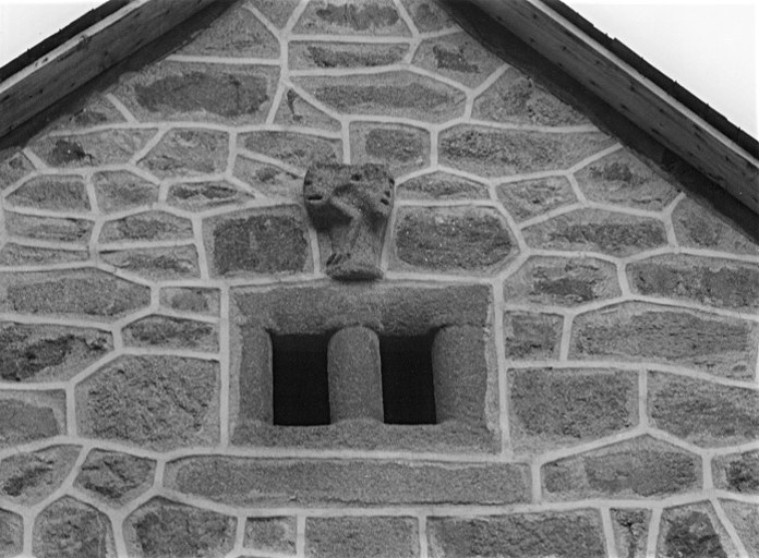 Pierre sculptée provenant de la chapelle Notre-Dame-du-Pont, remployée dans le mur d'une construction récente.