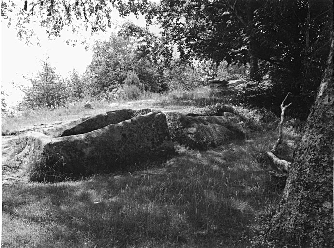 Vestiges de tombes situées autour de la chapelle du Rat.