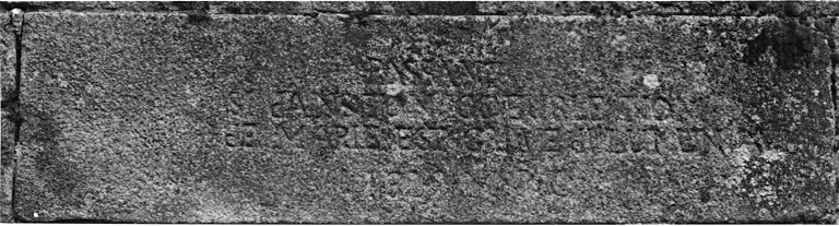 Inscription au-dessus de la porte d'entrée.