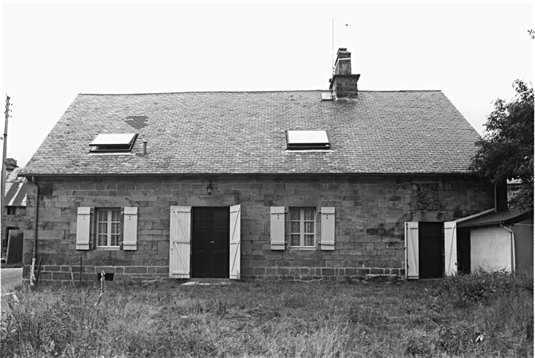 Logis et four à pain daté 1835.