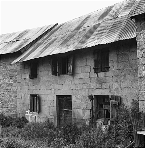 Logis de ferme daté 1836.