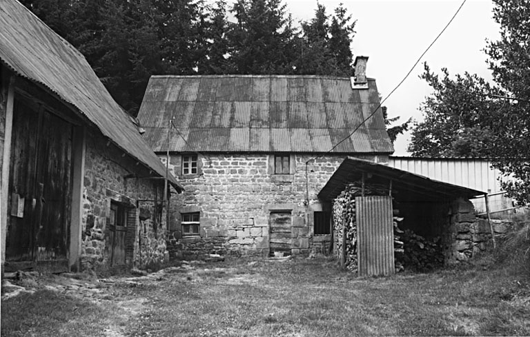 Vue d'ensemble de la ferme, côté sud, logis daté 1806.