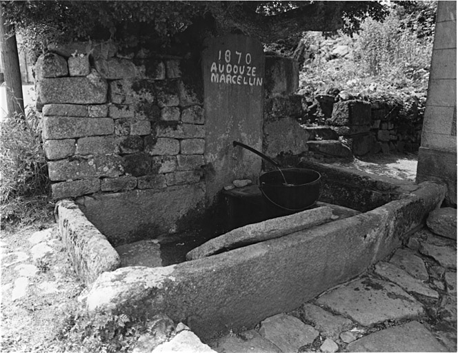 Fontaine datée 1870.