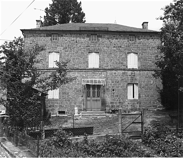 Logis daté 1871. Elévation sud.