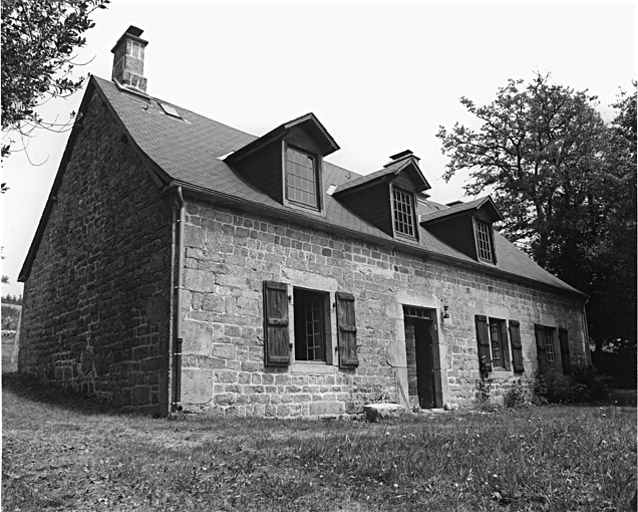 Logis de ferme daté 1836.