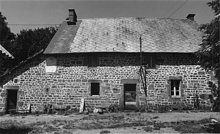 Logis de ferme daté 1749.