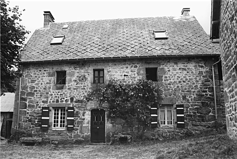 Logis, daté 1760, remanié au 19e siècle. Elévation sud.