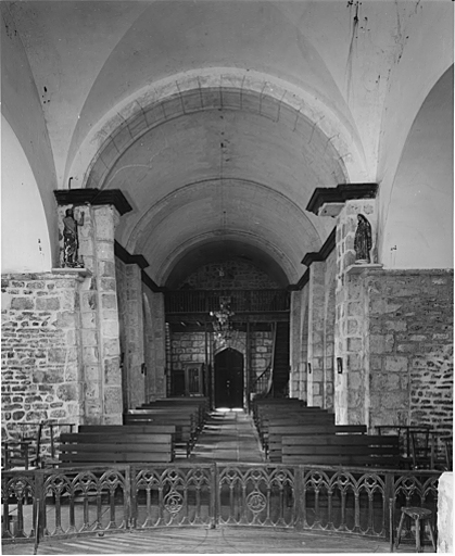 Vue générale intérieure du choeur vers la nef.