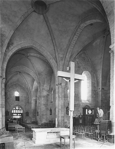 Vue de l'intérieur vers le fond de la nef.