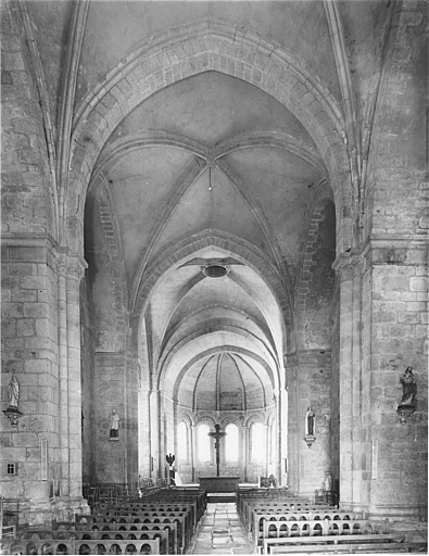 Vue de l'intérieur vers le choeur.