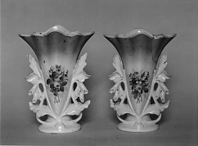 2 vases à fleurs (vases cornets)