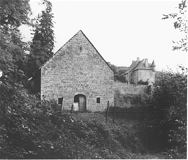 Vue d'ensemble du château et de la grange-étable.