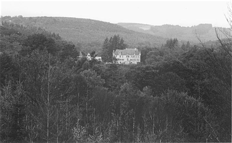 Vue de situation du château et de ses dépendances, prise de l'est.