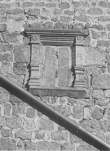 Fenêtre obturée sur l'élévation ouest du château.
