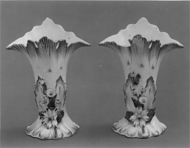 2 vases à fleurs (vases cornets)