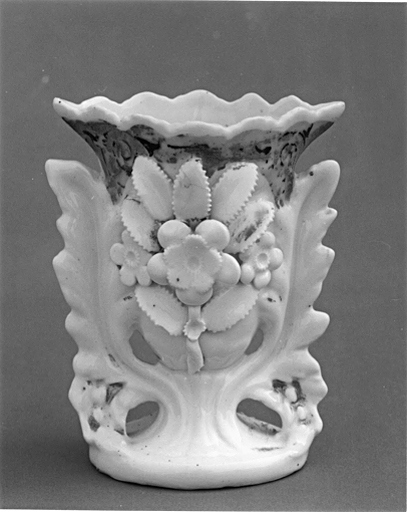 Vase à fleurs (vase cornet)