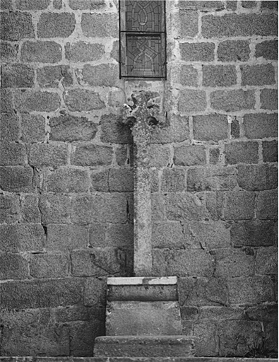 Adossée à l'élévation est de l'église.