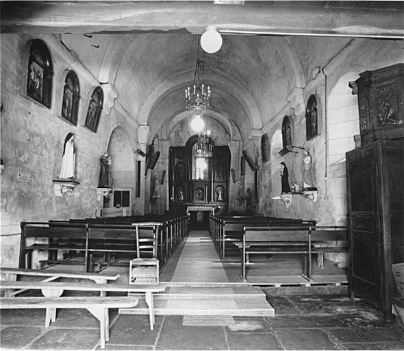 Vue générale intérieure du bas de la nef vers le choeur.