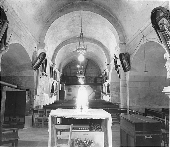 Vue générale intérieure du choeur vers la nef.