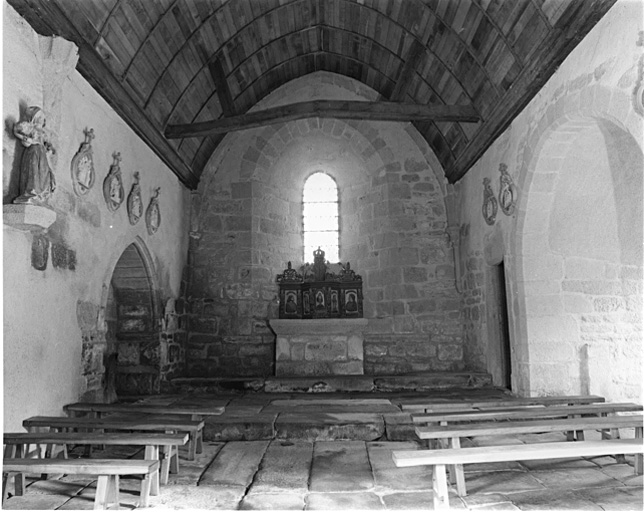 Vue générale intérieure de la nef vers le choeur.