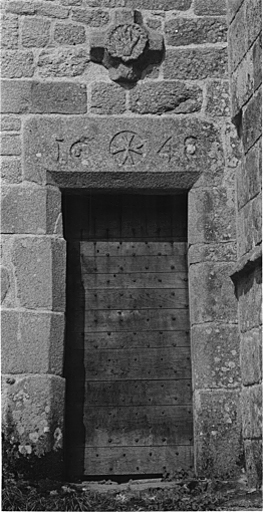 Elévation sud : porte d'entrée datée 1648.