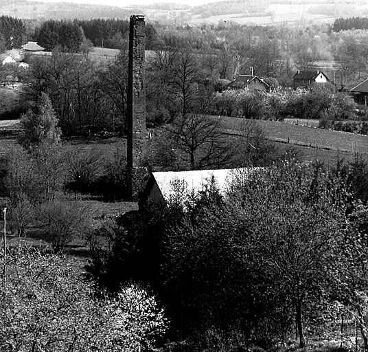 Usine désaffectée : vue de la cheminée.