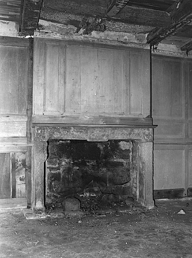 Rez-de-chaussée du logis, ouest, cheminée.