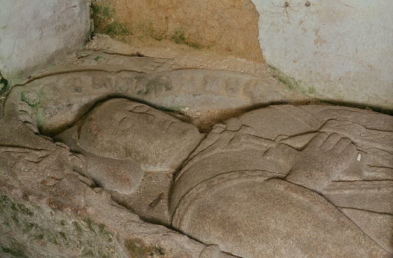 Détail de la tête et du buste avant restauration.