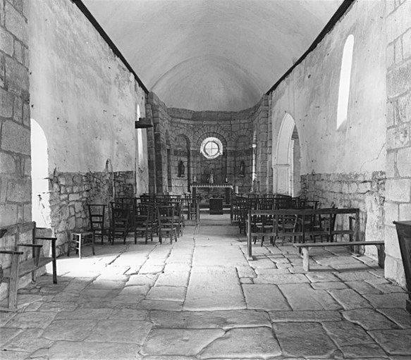 Vue générale intérieure du bas de la nef vers le choeur.