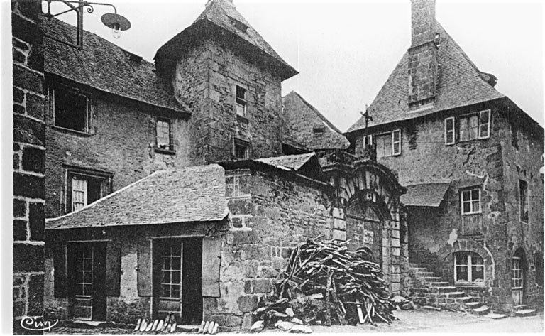 Façade est avec portail et boutique de sabotier. A droite, maison rue Daubech, également détruite.