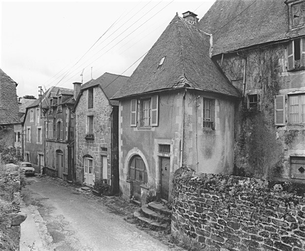 Enfilade de la rue, côté impair.