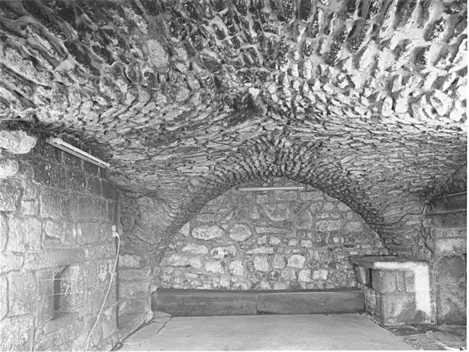 Salle du soubassement voûtée d'arêtes.